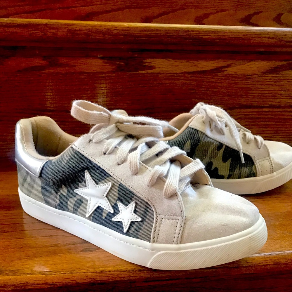 Women’s Soda camo lace up shoes
